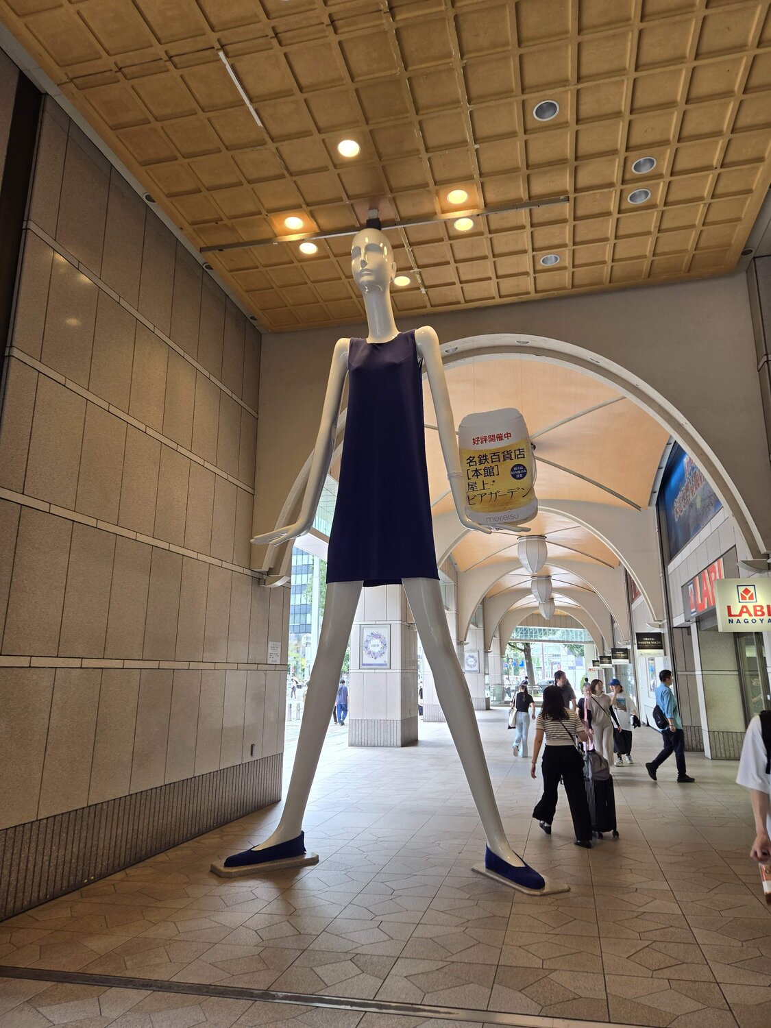 ナナちゃん人形前