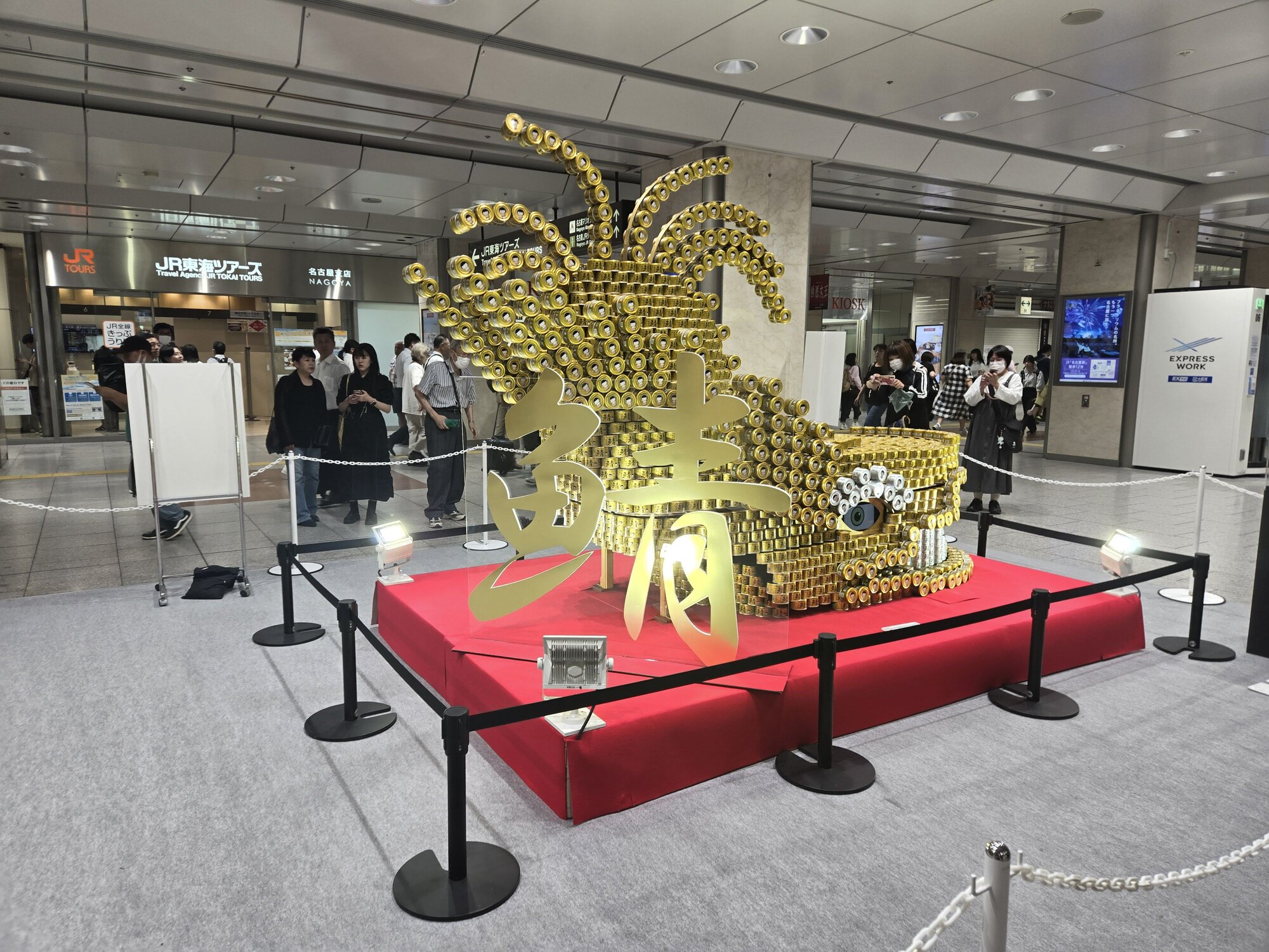 巨大な金のシャチホコ